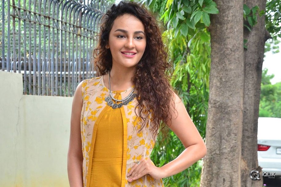 Seerat-Kapoor-At-Raju-Gari-Gadhi-2-Movie-Trailer-Launch